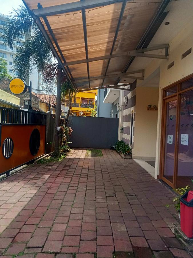 Radio Backpacker Guesthouse Syariah Bandung Kültér fotó
